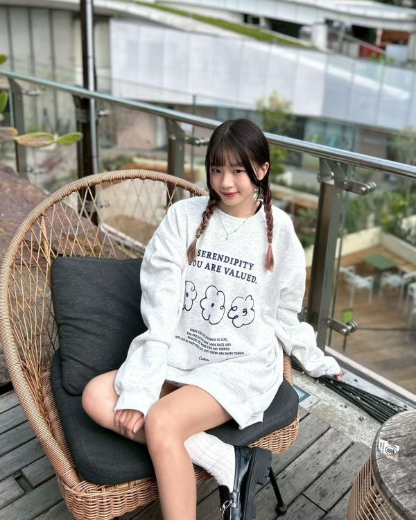 現貨【牛奶暖絨】SERENDIPITY花朵牛奶絨大學Tee 