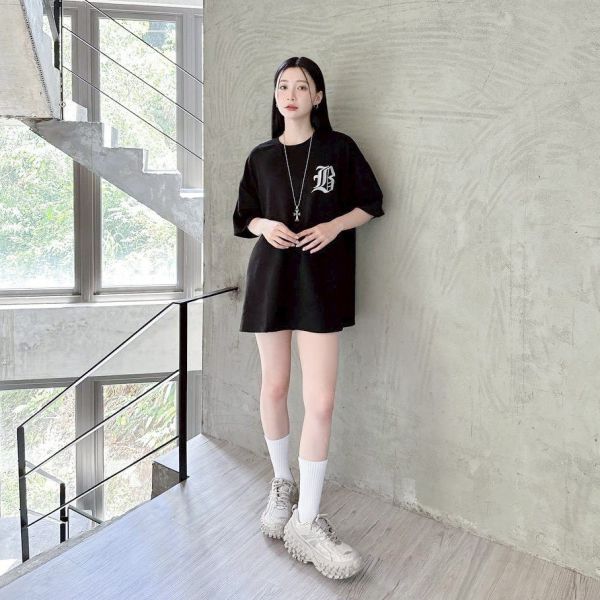 【預購】The Bad News Gimes刺繡哥德字麂皮Tee 