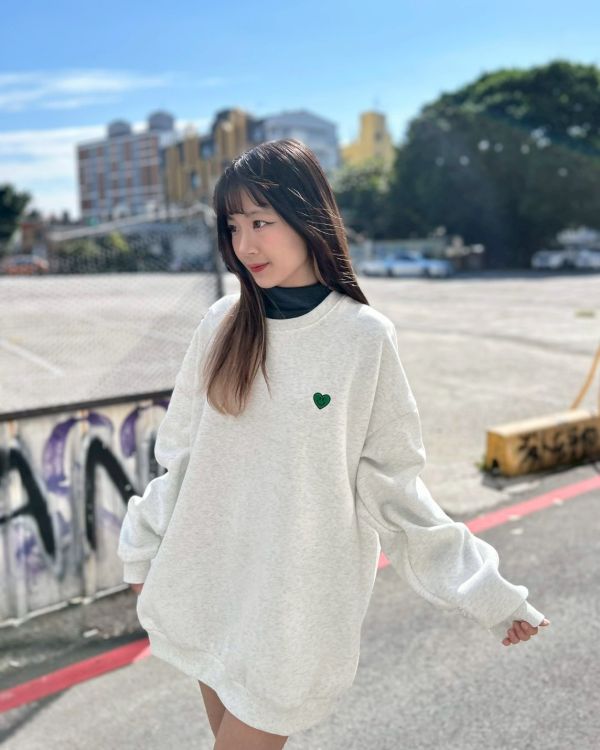 【現貨】愛心笑臉刺繡刷毛大學Tee 