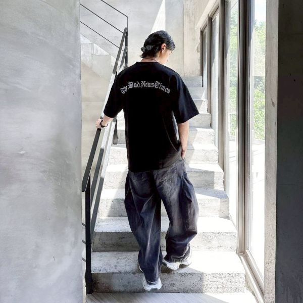 【預購】The Bad News Gimes刺繡哥德字麂皮Tee 