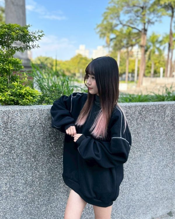 【現貨】反車線草寫刷毛大學Tee 