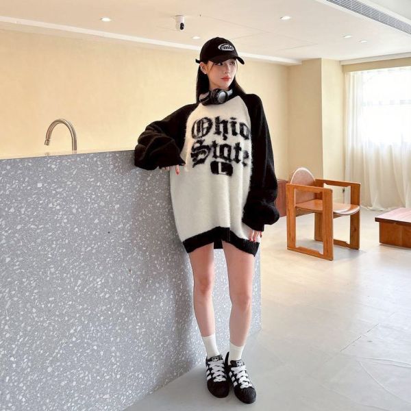 歌德字撞色拼接袖馬海毛毛衣 