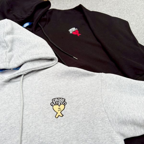 刺繡跳色愛心刷毛帽Tee 