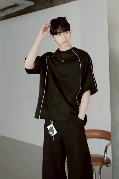 【現貨】銀膠圖標織帶麂皮短Tee 