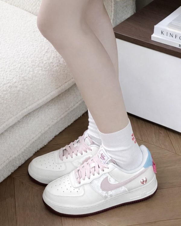 【限量 | 情人節限定】NIKE AIR FORCE 1 'Valentine's Day'白粉 愛心鎖 蝴蝶結 