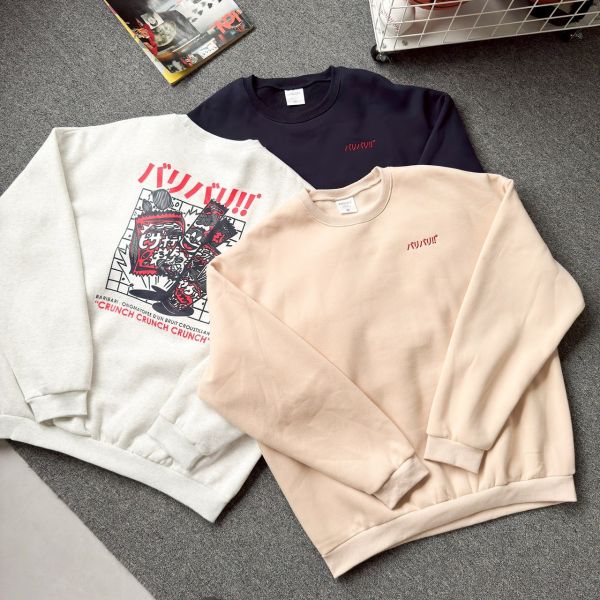 日系零食刺繡刷毛大學Tee 