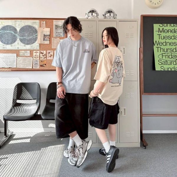 【現貨】貓咪伸展塗鴉感印花短Tee 