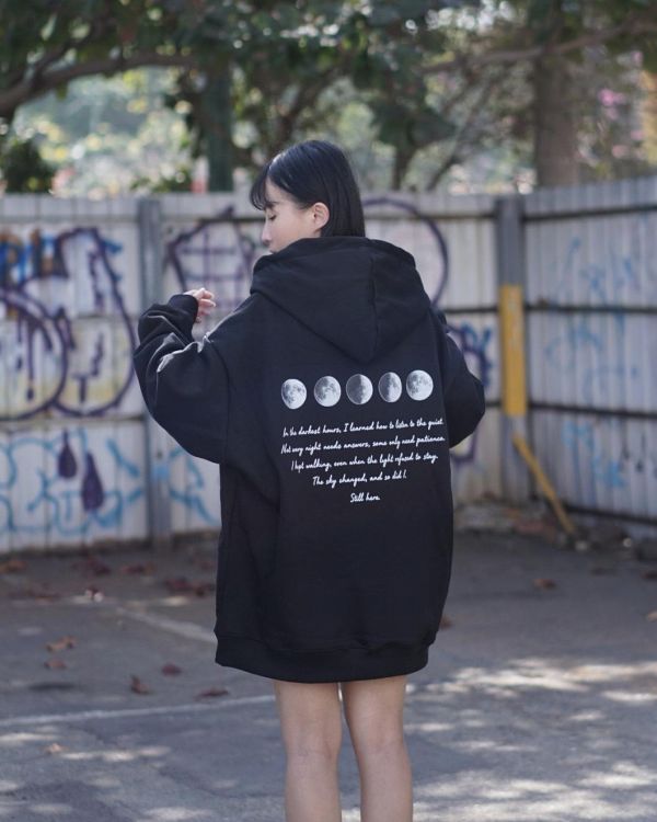 現貨【牛奶暖絨】月相日記牛奶絨帽Tee 