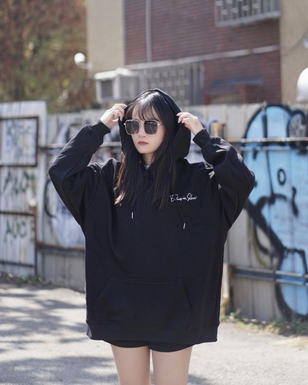 現貨【牛奶暖絨】草寫英字牛奶絨帽Tee 