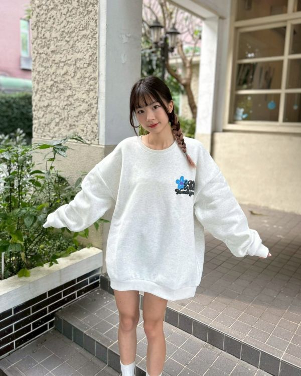 【現貨+預購】發泡字母花朵刷毛大學Tee 