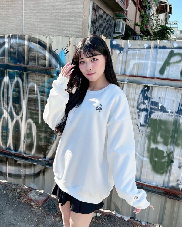 【現貨+預購】刺繡滑板小人大學Tee 