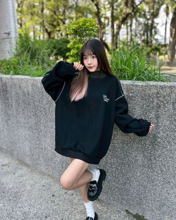 【現貨】反車線草寫刷毛大學Tee 