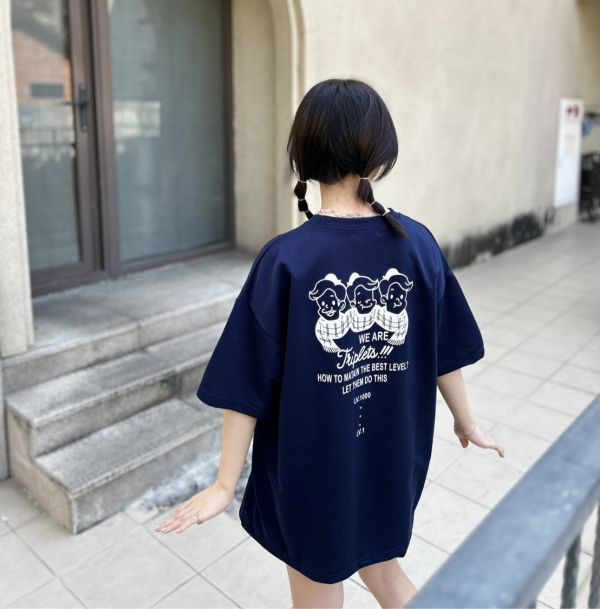 【現貨】圍巾小男孩插圖Tee 