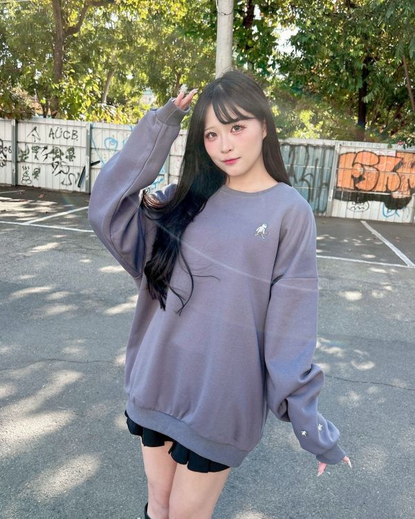 【現貨+預購】刺繡滑板小人大學Tee 