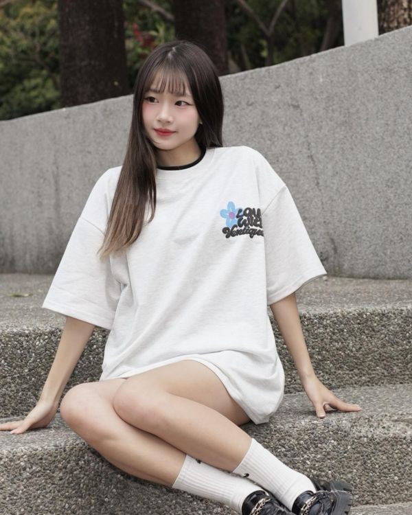 【現貨】發泡文字花朵短Tee 