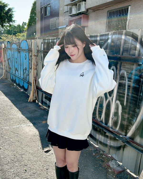 【現貨+預購】刺繡滑板小人大學Tee 