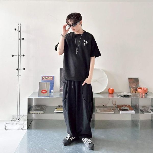 【現貨】哥德字星芒刺繡麂皮短Tee 