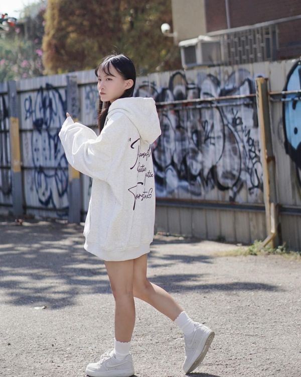 現貨【牛奶暖絨】草寫英字牛奶絨帽Tee 