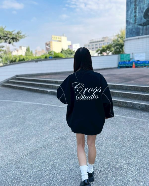 【現貨】反車線草寫刷毛大學Tee 