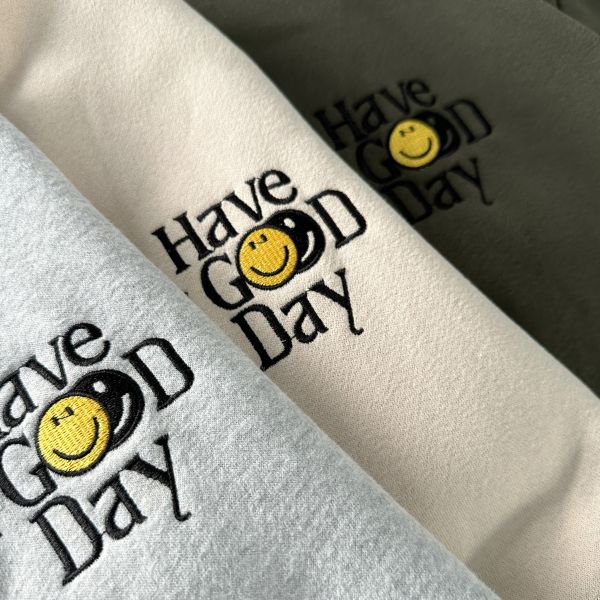 刺繡GOOD DAY笑臉刷毛大學Tee 