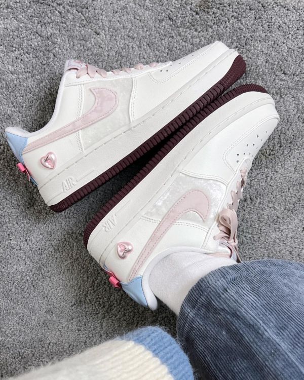 【限量 | 情人節限定】NIKE AIR FORCE 1 'Valentine's Day'白粉 愛心鎖 蝴蝶結 