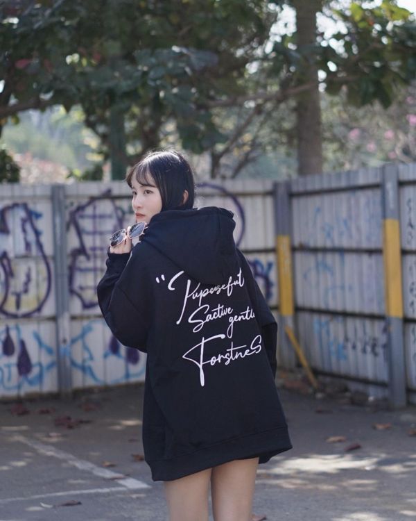 現貨【牛奶暖絨】草寫英字牛奶絨帽Tee 