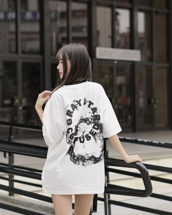 現貨【街頭最強背影殺手】環形煙霧字母短Tee 