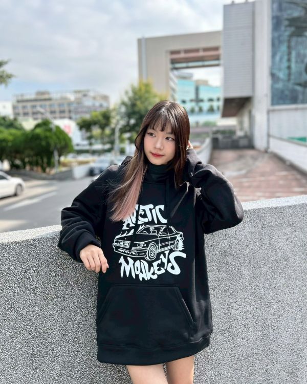 【現貨】美式汽車背後大圖刷毛帽Tee 