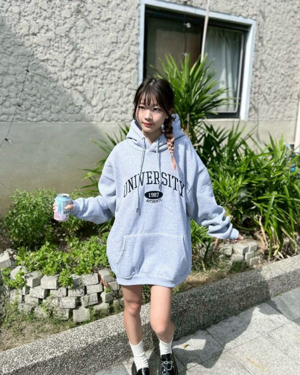 【現貨】UNIVERSITY圓標刺繡刷毛帽Tee 