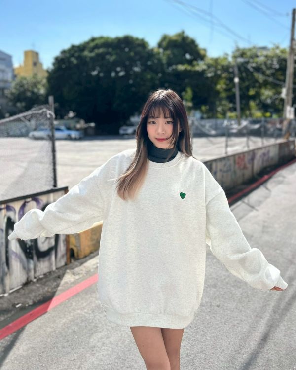 【現貨】愛心笑臉刺繡刷毛大學Tee 