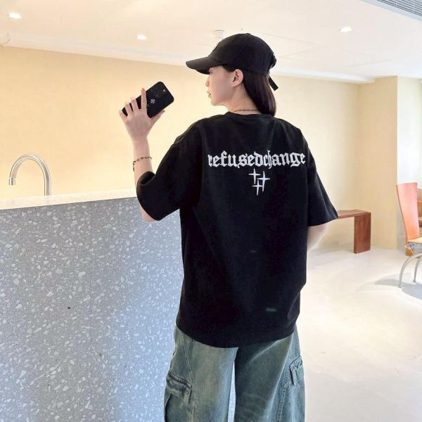 【現貨】哥德字星芒刺繡麂皮短Tee 