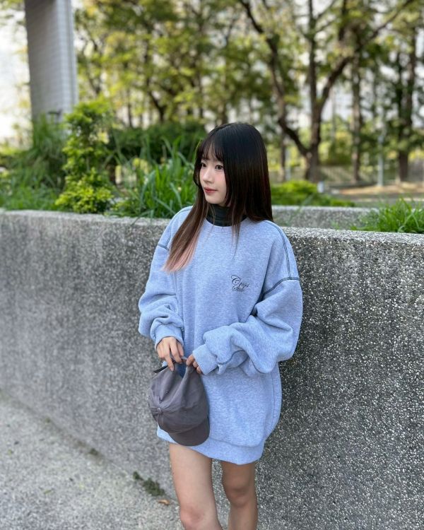 【現貨】反車線草寫刷毛大學Tee 