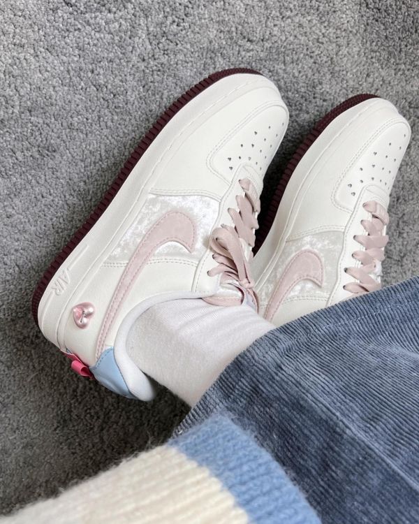 【限量 | 情人節限定】NIKE AIR FORCE 1 'Valentine's Day'白粉 愛心鎖 蝴蝶結 