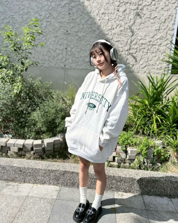 【現貨】UNIVERSITY圓標刺繡刷毛帽Tee 