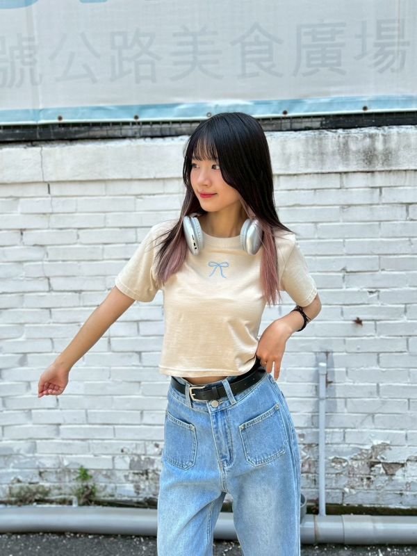 【現貨】胸前刺繡蝴蝶結短版上衣 