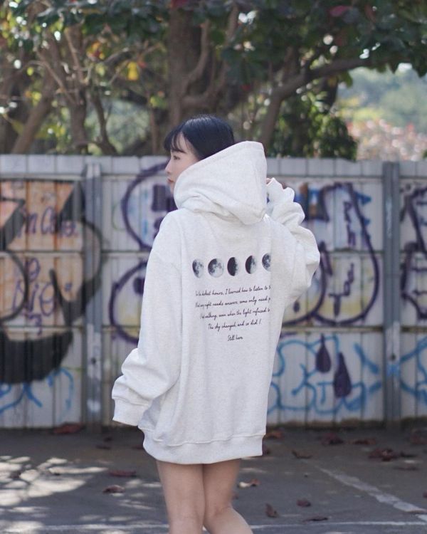 現貨【牛奶暖絨】月相日記牛奶絨帽Tee 