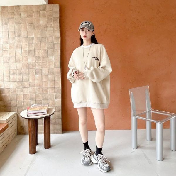 【現貨】UNIFORM男孩背影刷毛大學Tee 