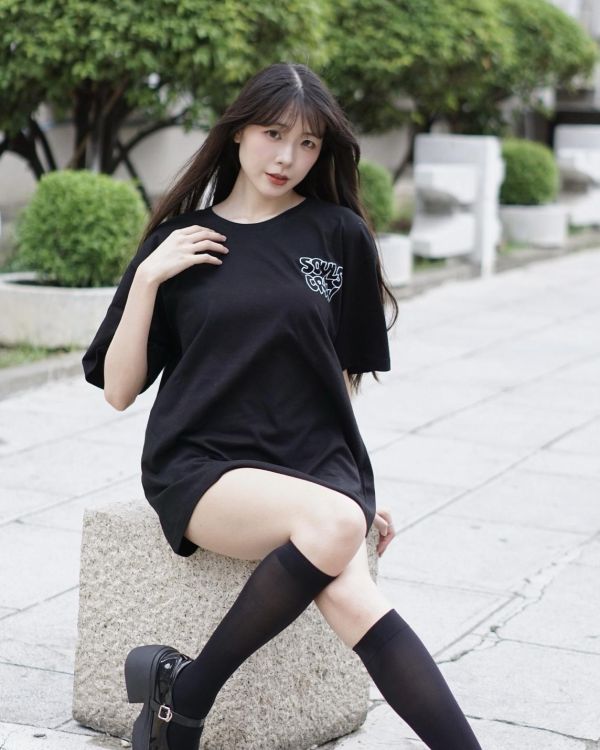 【現貨】簍空字母短Tee 