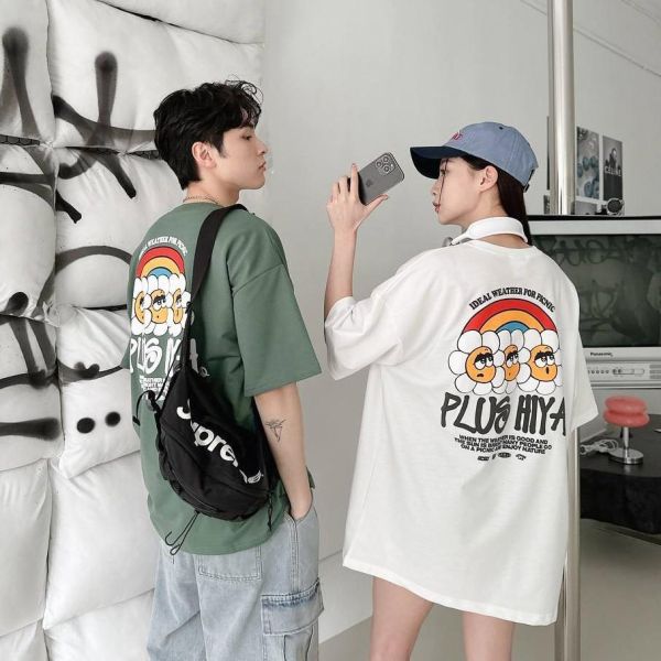 【現貨+預購】PLUS HIYA發泡彩虹印花短Tee 