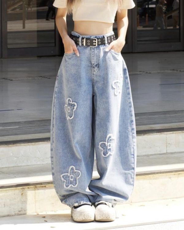 【現貨+預購】花朵貼布牛仔彎刀褲 