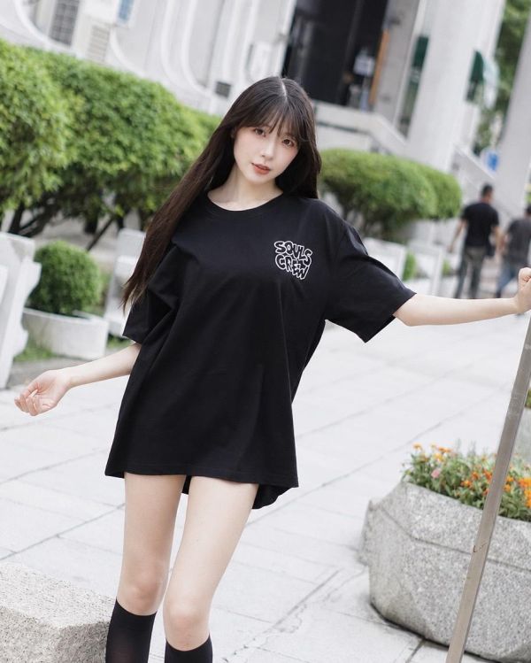 【現貨】簍空字母短Tee 