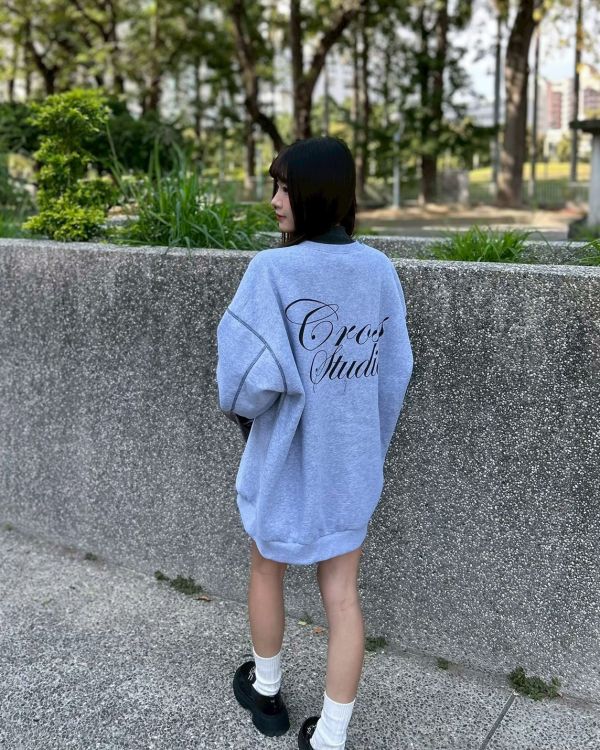 【現貨】反車線草寫刷毛大學Tee 