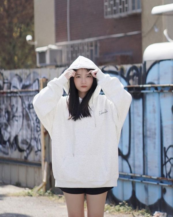 現貨【牛奶暖絨】草寫英字牛奶絨帽Tee 