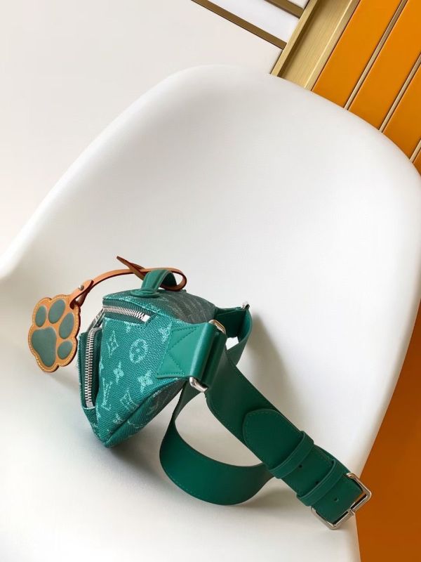 最新款本款 Rush 腰包取材 