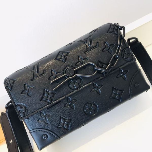 柔軟的 Monogram Taurillon 皮革 