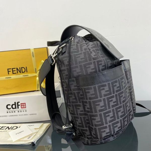 Fendi芬迪 滿Logo 系列男士雙肩背包 