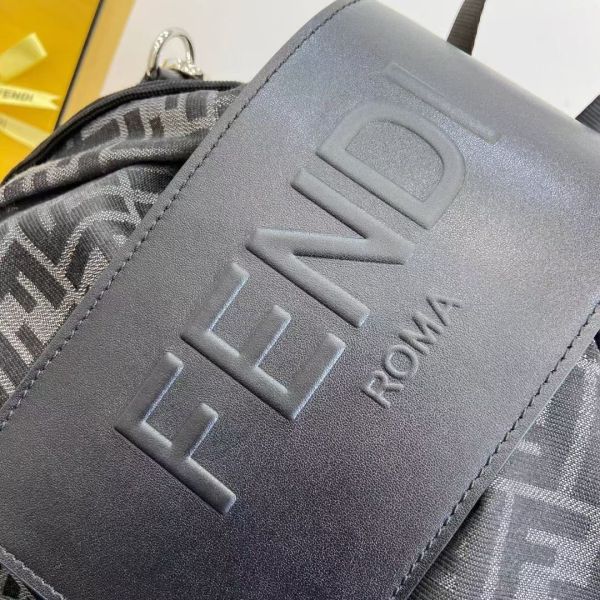 Fendi芬迪 滿Logo 系列男士雙肩背包 