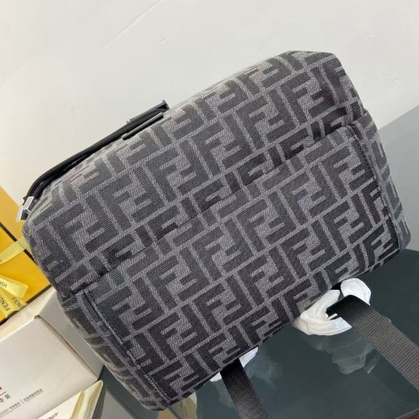 Fendi芬迪 滿Logo 系列男士雙肩背包 
