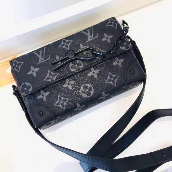 柔軟的 Monogram Taurillon 皮革 