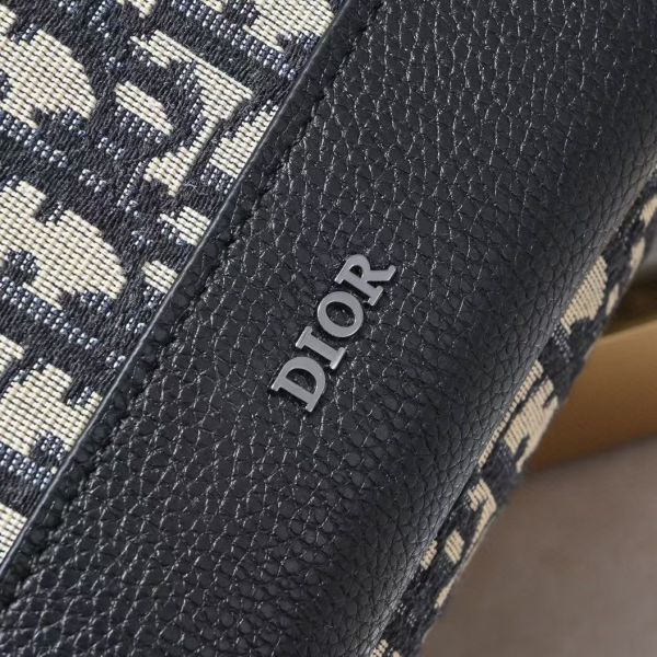 DiorExplorer手袋從經久不衰的信使包 